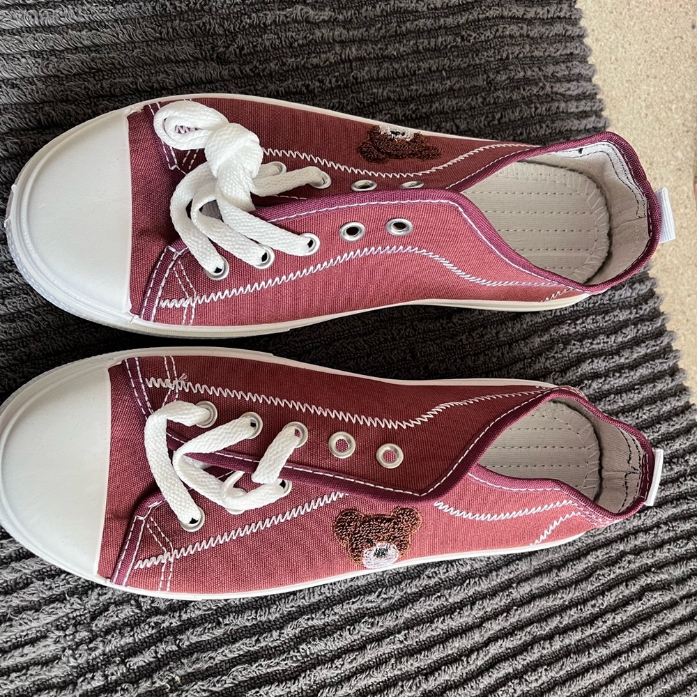 Super cute bear shoes. Women’s 8.5